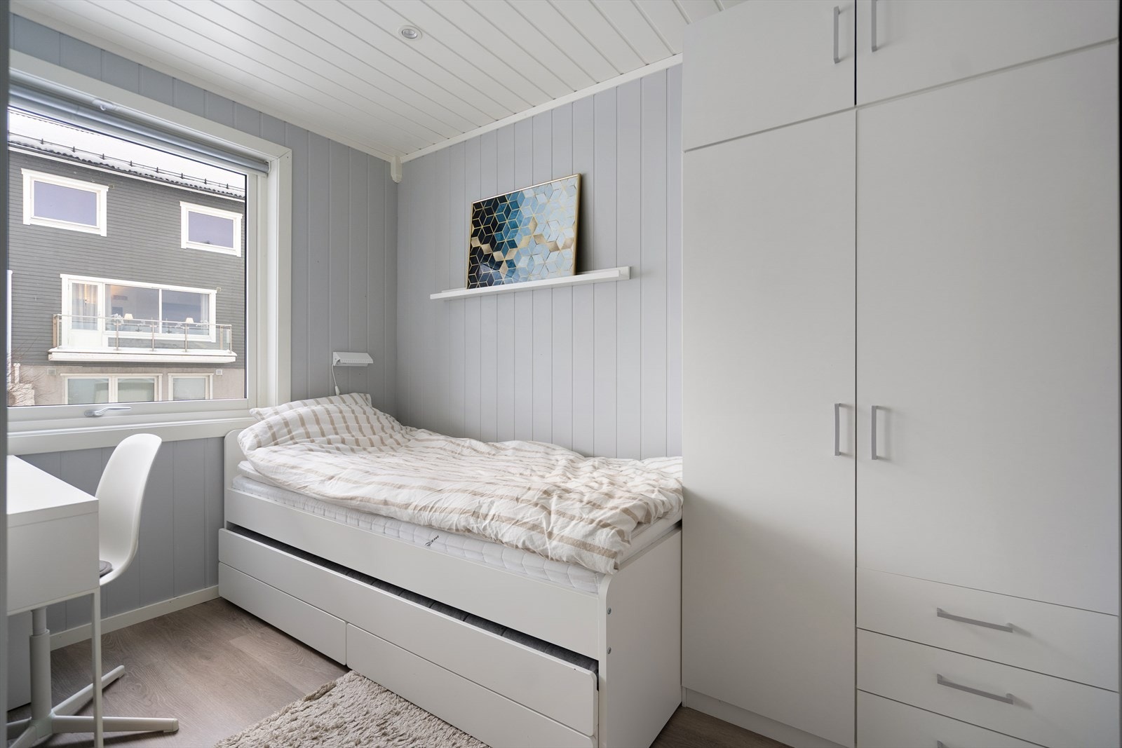 Rommene gir god plass for seng, nattbord og garderobeskap Galleribilde