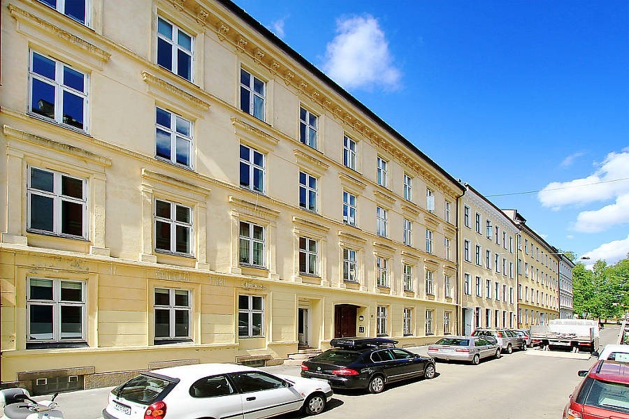 Fasade fra gaten - Leiligheten er gjennomgående Galleribilde