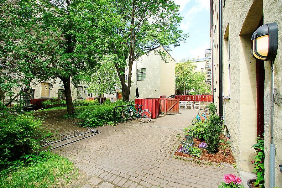 Hyggelig bakgård med sittegrupper og sykkelparkring Galleribilde