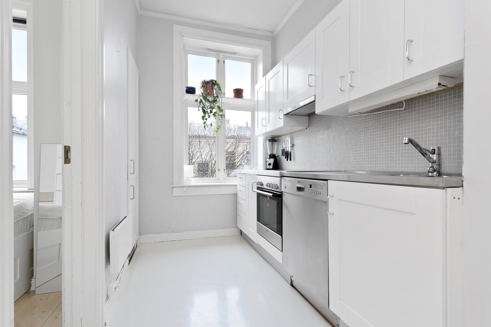 Kjøkken med hvitevarer i stål Galleribilde