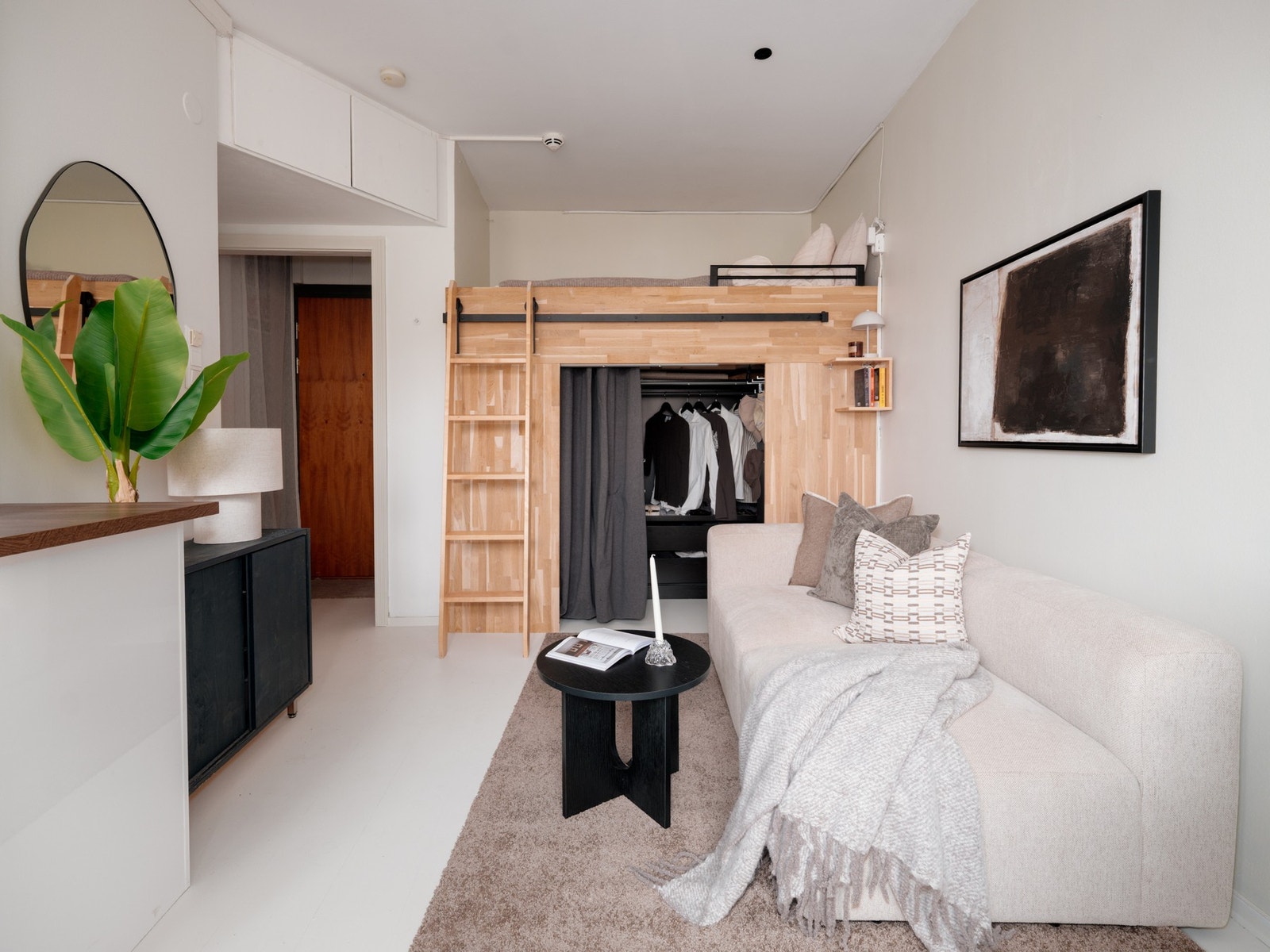 Dette er fin og innbydende studioleilighet med lyse flater, generøs takhøyde og store vindusflater. Galleribilde