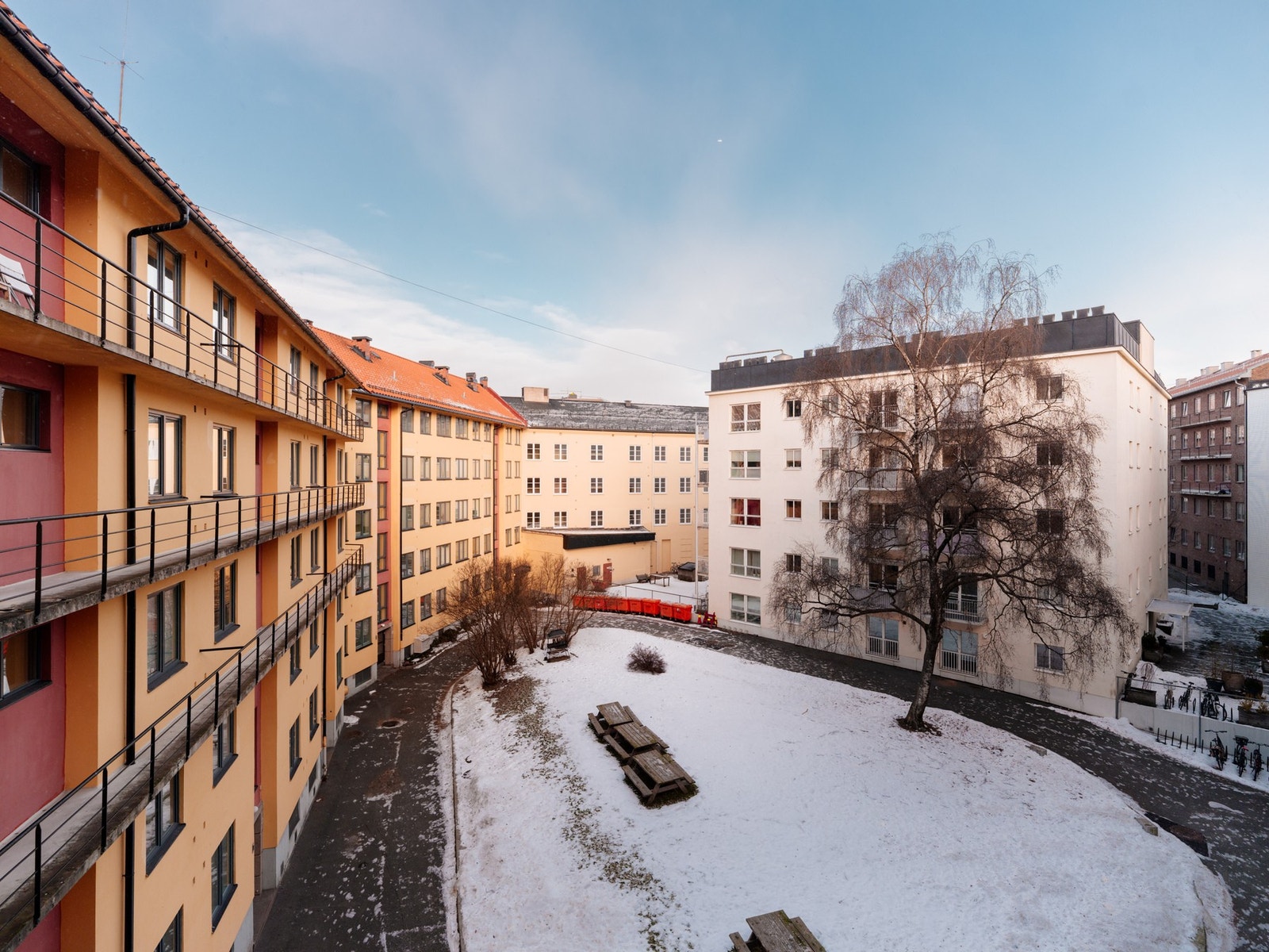 Leiligheten vender i sin helhet mot bakgården. Mot våren og sommeren kan du nyte nydelig utsyn! Galleribilde