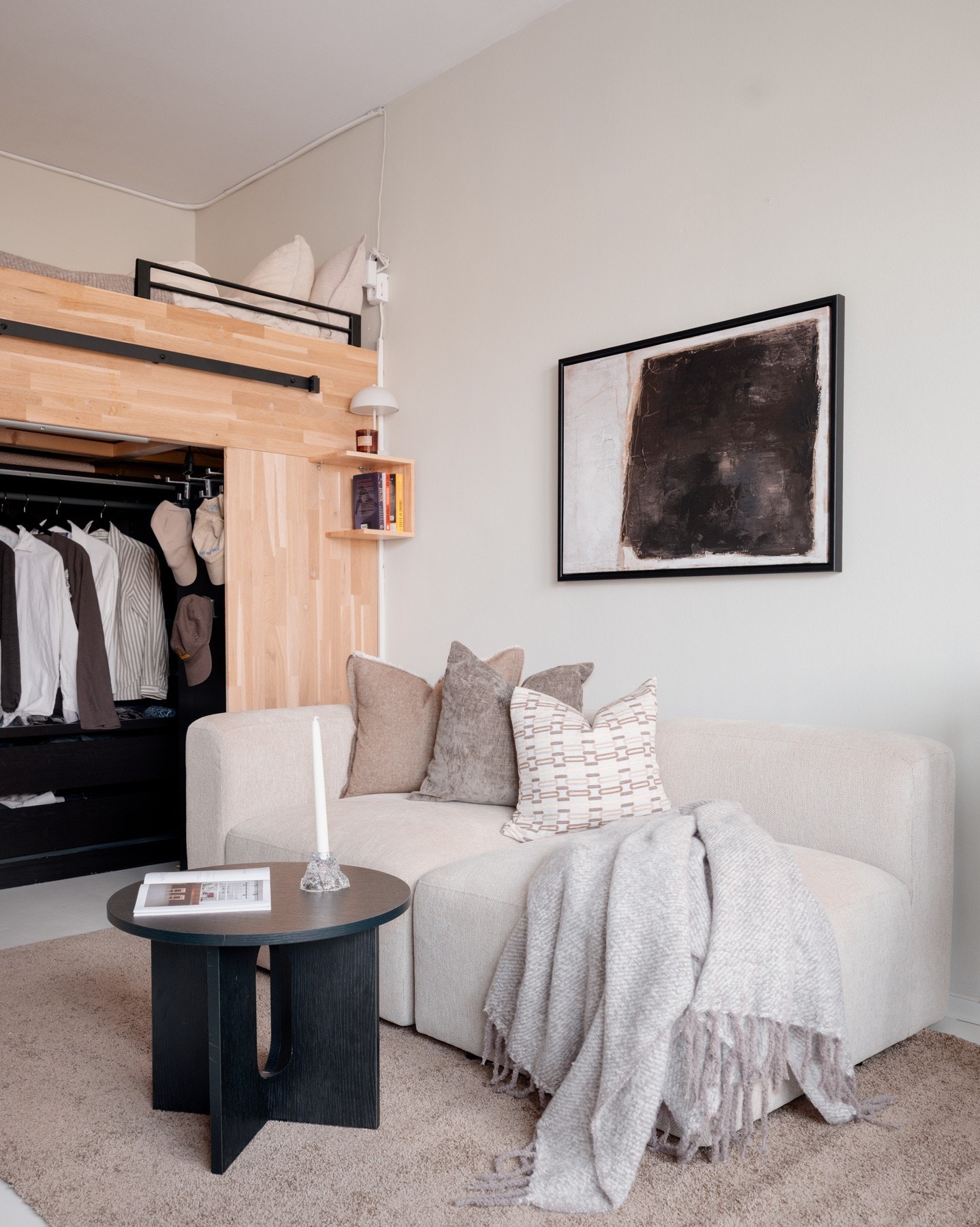 Her får du plass til hyggelig sofagruppe. Den generøse takhøyden på ca. 2,67m, lyse flater og store vindusflater skaper en romslig atmosfære. Galleribilde