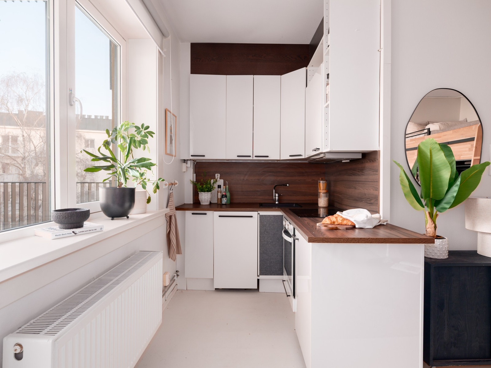 Kjøkkenet ligger fint og praktisk til i åpen løsning. Moderne kjøkkeninnredning fra 2023 med glatte fronter, delvis levert av IKEA og dels snekkerbygd. Galleribilde