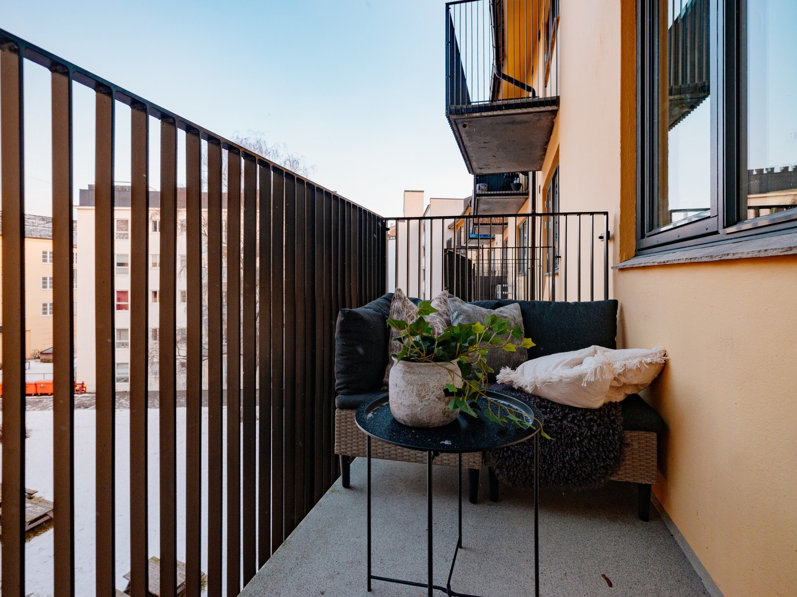 Balkong på ca. 3 kvm med betongdekke og metallrekkverk. I forbindelse med oppføringen av balkongene, ble det montert nye vinduer, balkongdør og radiator. Galleribilde