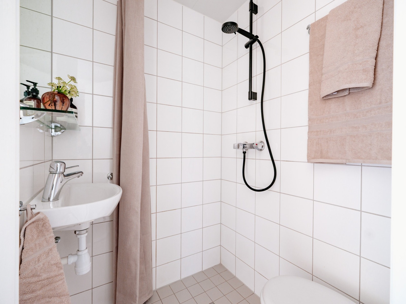 Badet er innredet med vegghengt servant, speil, vegghengt toalett og dusjhjørne. Badet ble rehabilitert i regi av borettslaget i 2003/2004. Galleribilde