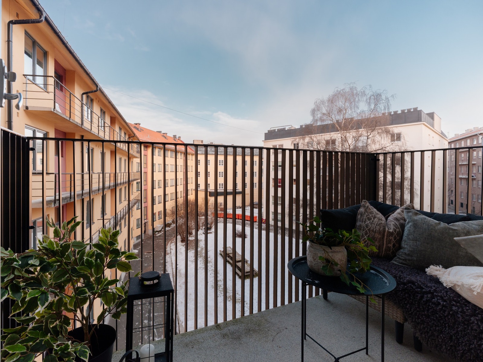 Med herlig vestvendt balkong får du plass til en koselig sittegruppe hvor ettermiddags- og kveldssolen kan nytes. Galleribilde