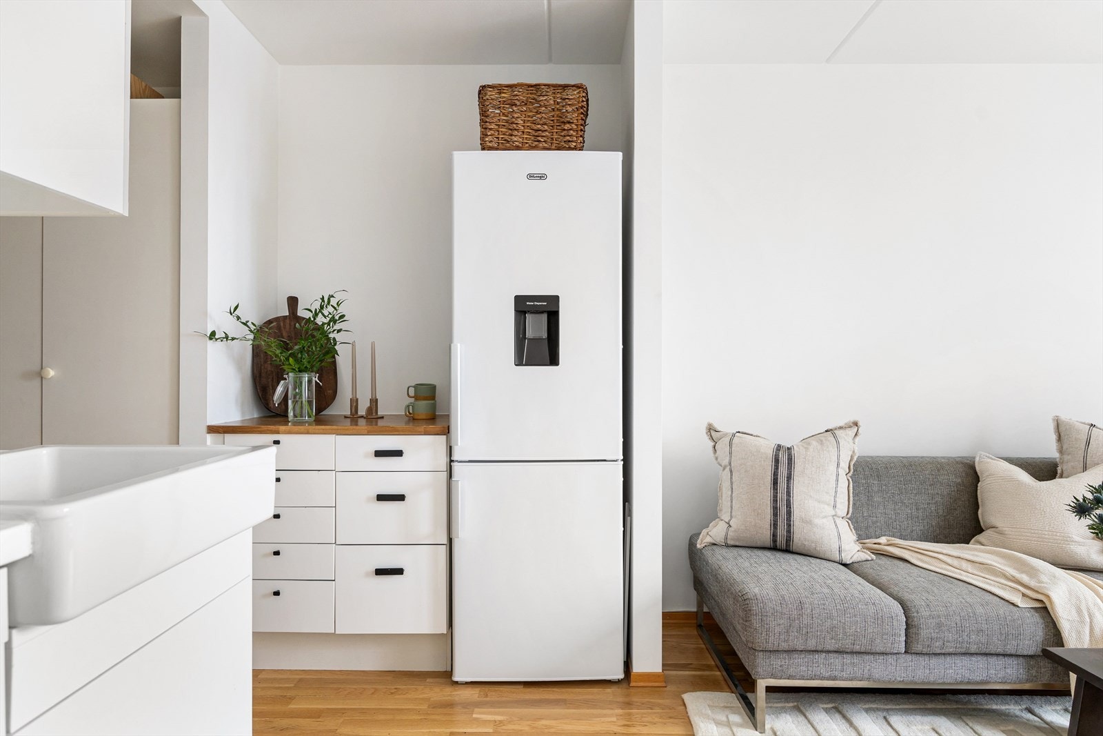 Det er god plass til lagring i skuffer og skap. Galleribilde