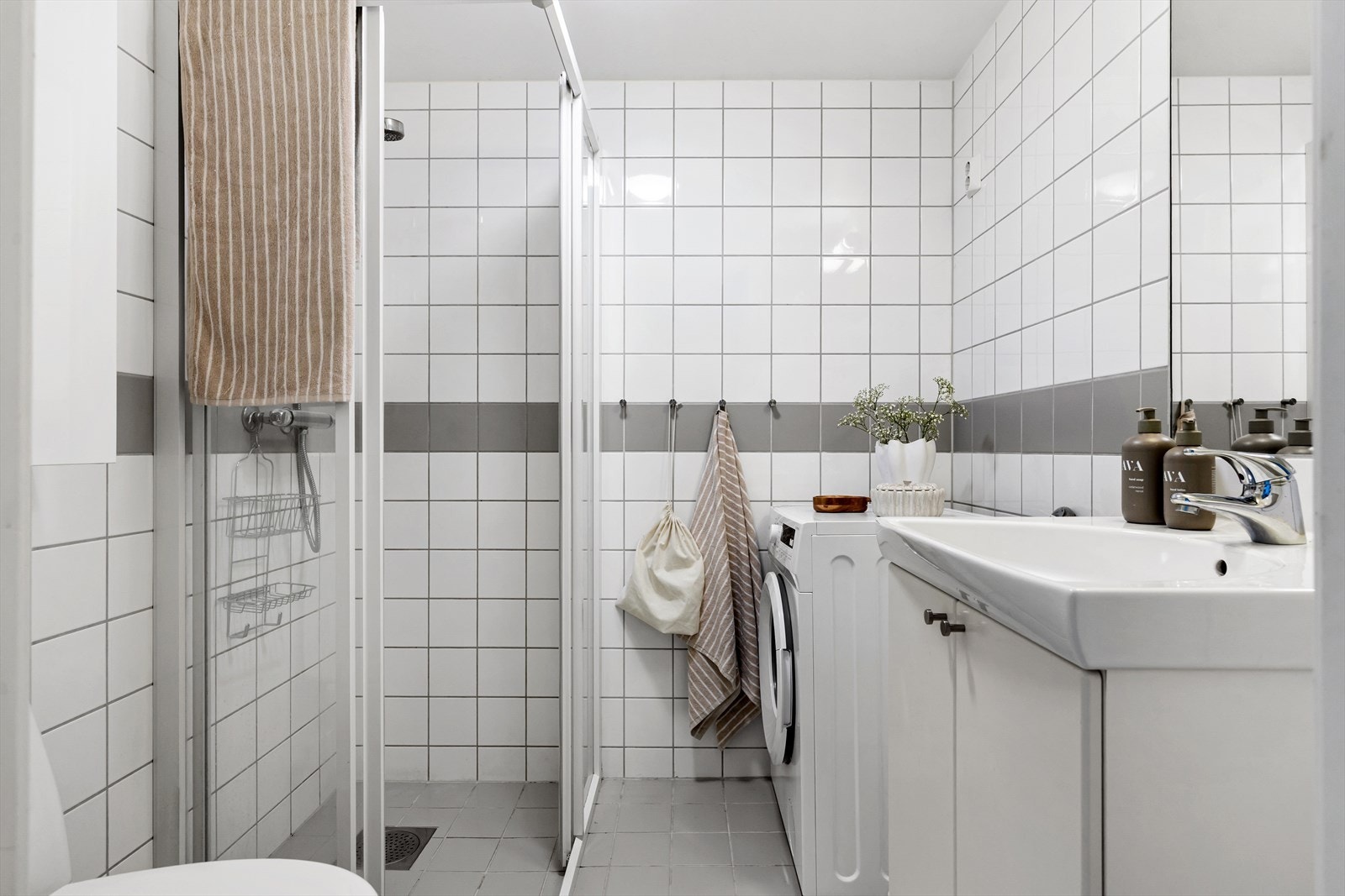 Pent bad fra byggeår med gulvvarme som gir god komfort. Badet er utstyrt med rørfordelingsskap og stoppekran, samt mekanisk avtrekk. Galleribilde