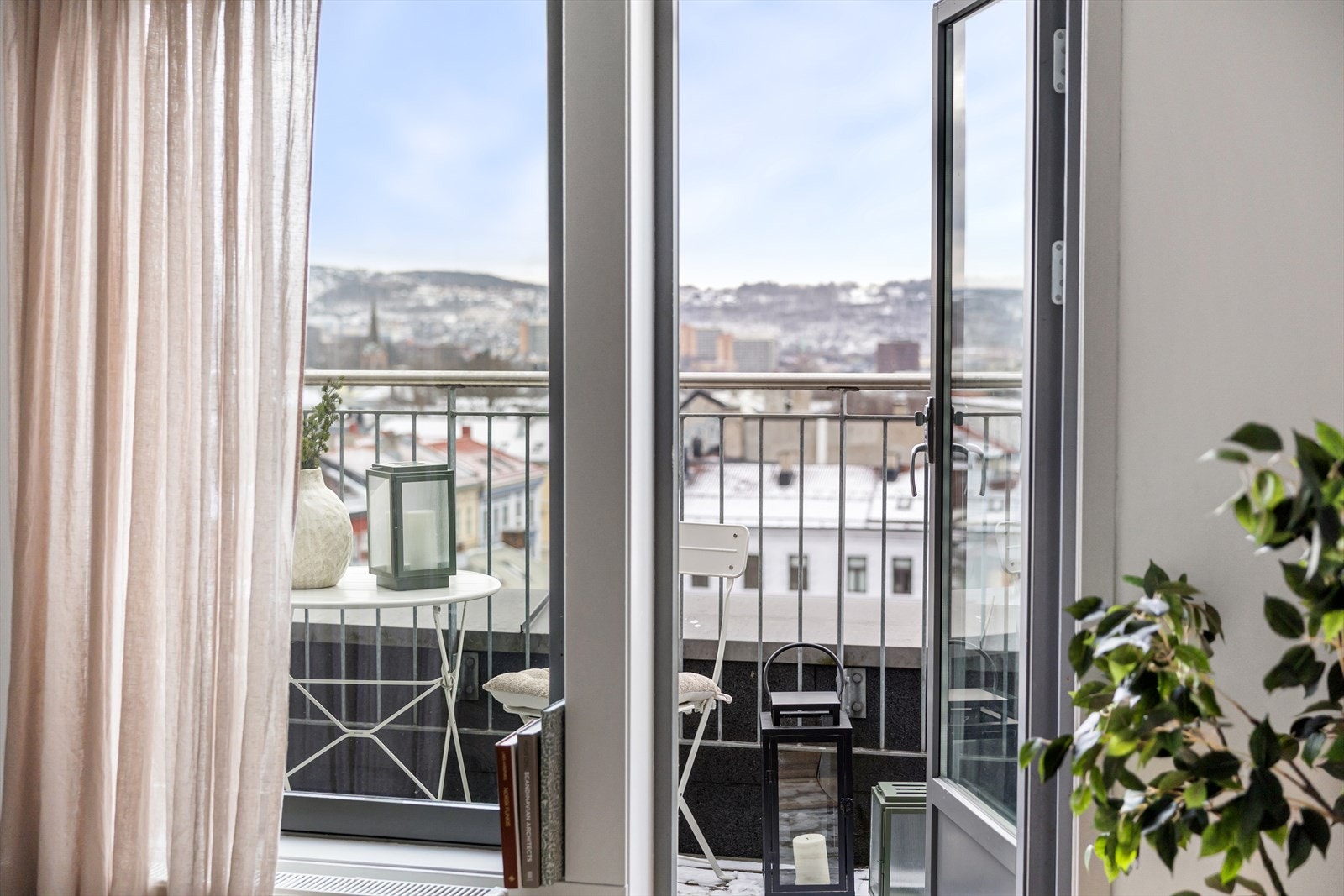 Fra stuen er det utgang til en vestvendt balkong på 4 kvm med enestående og usjenert utsikt. Galleribilde