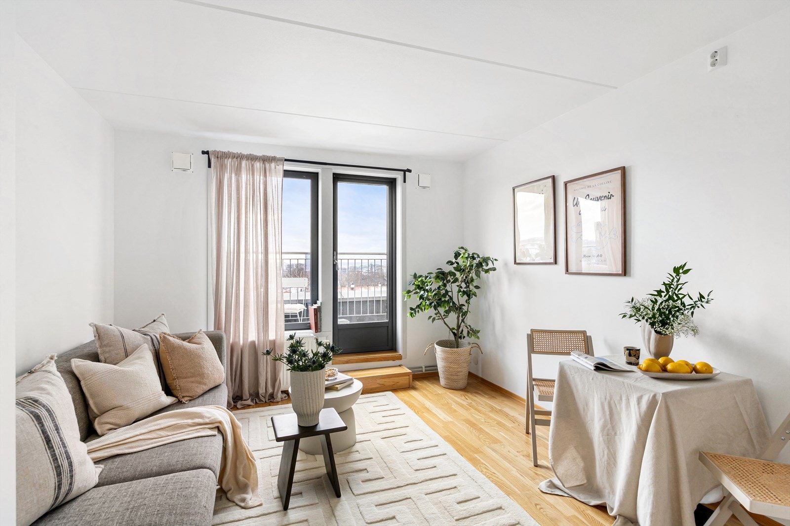 Leiligheten ligger høyt og fritt i 7. etasje, som er toppetasjen, og har en flott balkong med en usjenert og fantastisk utsikt. Galleribilde