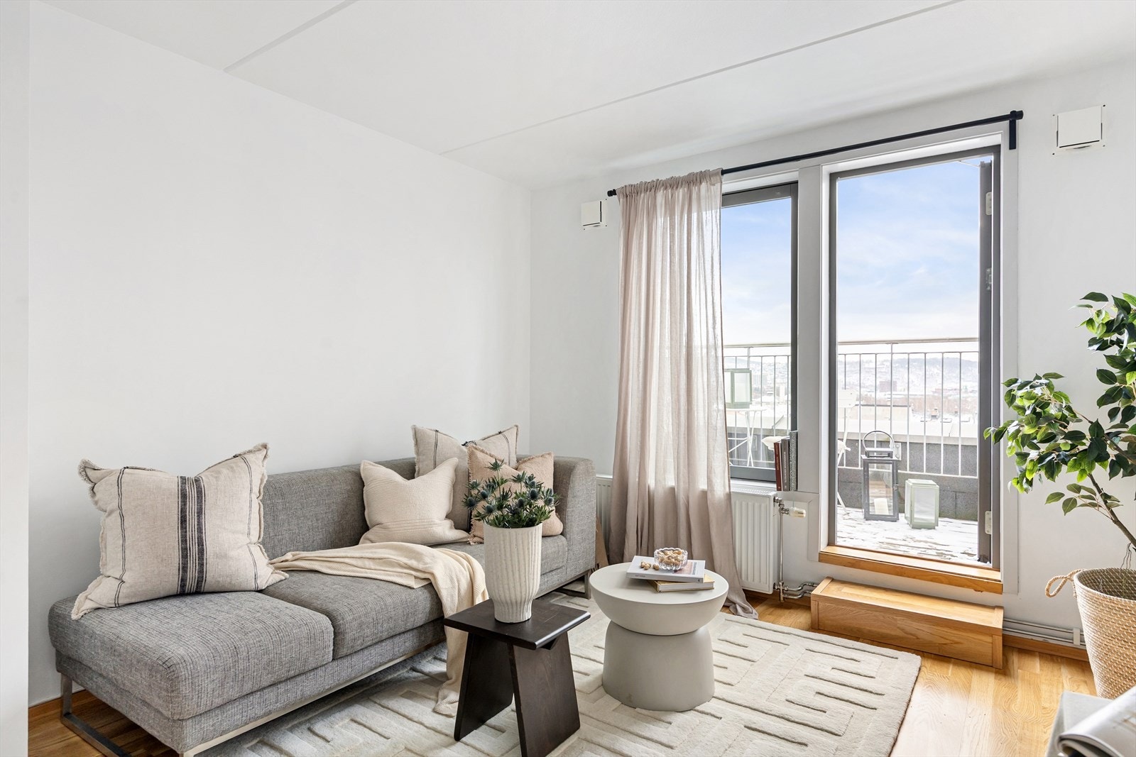 Leiligheten byr på en lys og innbydende stue med gode møbleringsmuligheter. Galleribilde