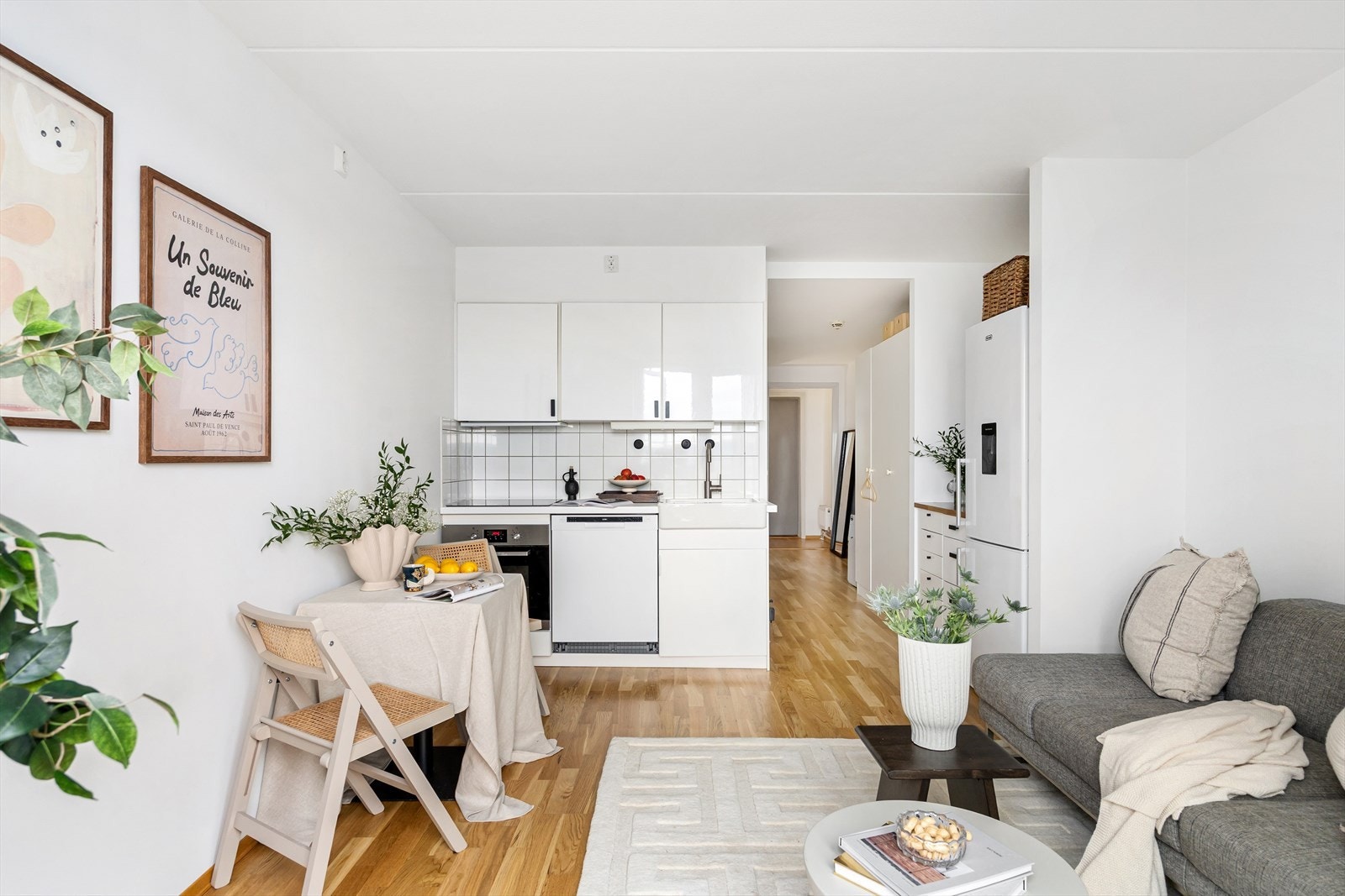 Det er en åpen stue/kjøkkenløsning. Galleribilde