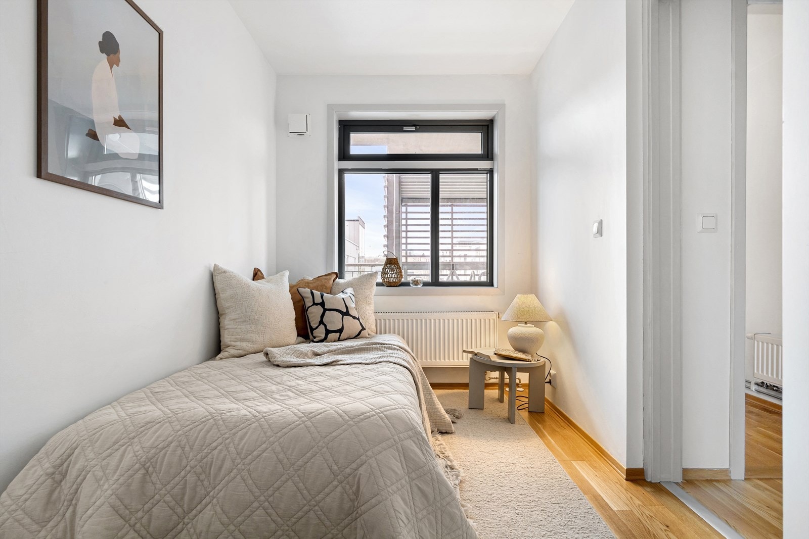 Soverommet har plass til dobbeltseng og garderobeskap. Galleribilde