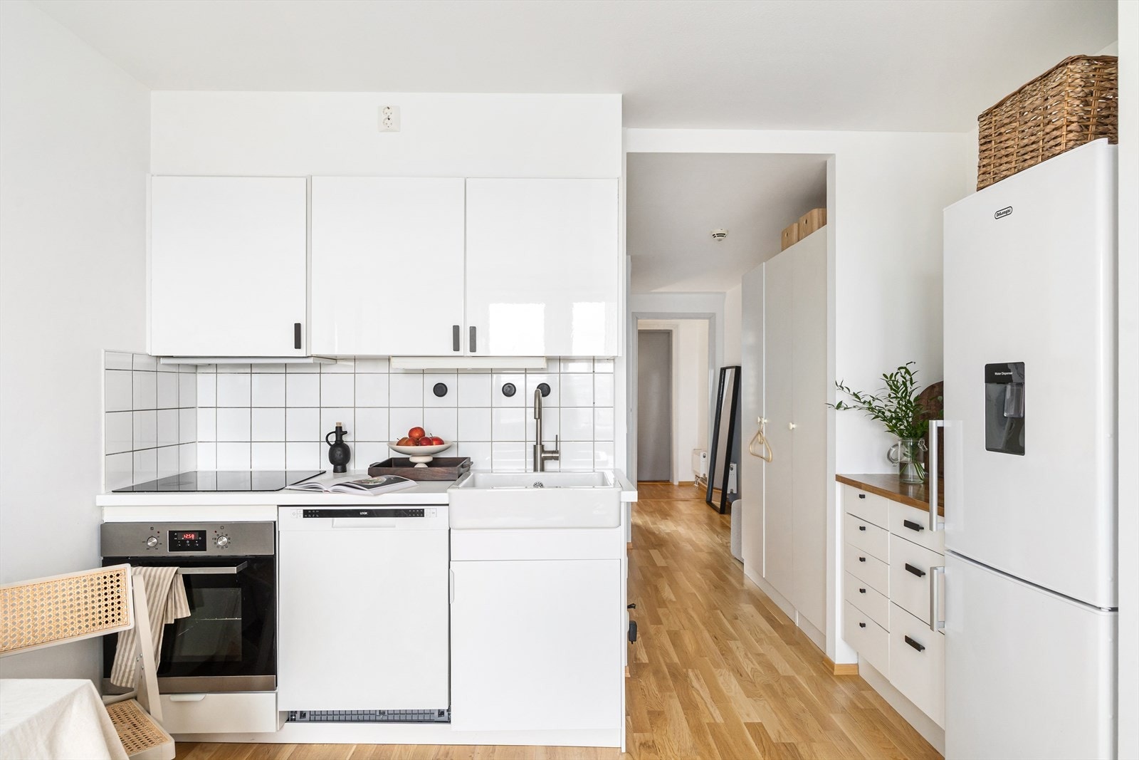 Over stekesonen er det mekanisk avtrekksvifte. Kjøkkenet er utstyrt med kombiskap, integrert platetopp og stekeovn, samt opplegg for oppvaskmaskin. Galleribilde