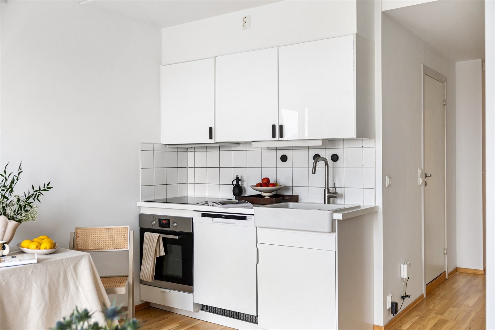 Kjøkkenet har innredning med glatte, laminerte fronter og laminert benkeplate med nedfelt oppvaskkum og ettgreps blandebatteri fra IKEA. Galleribilde