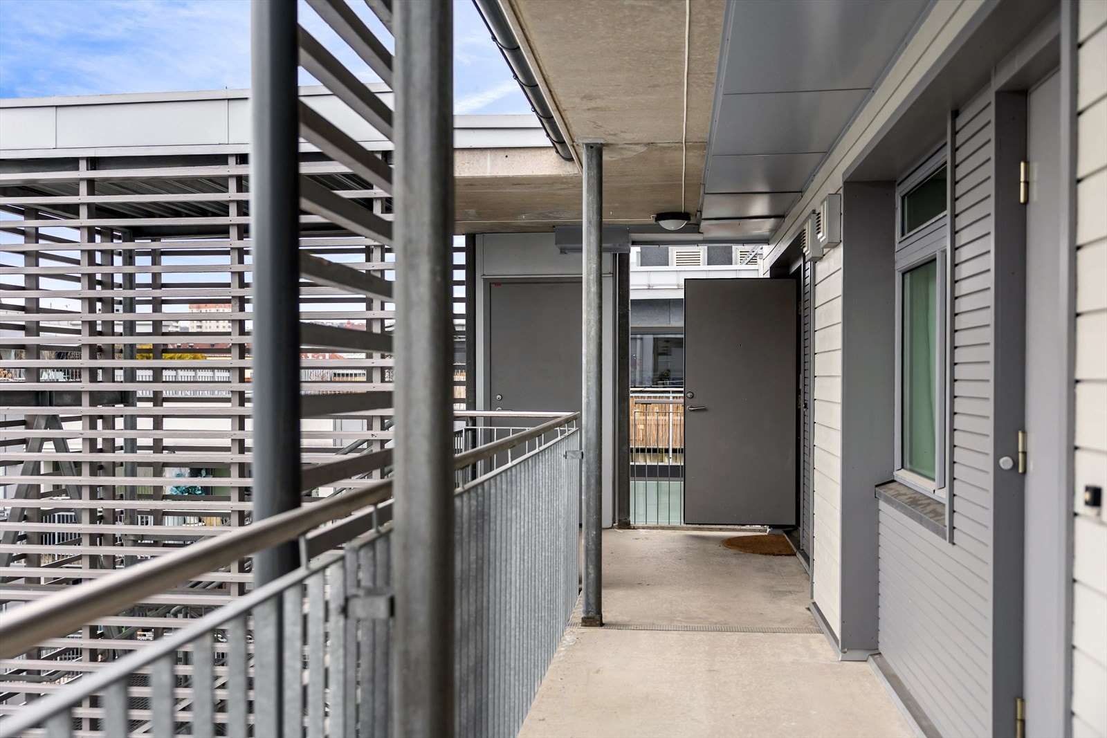 Inngang til leiligheten via felles svalgang. Galleribilde