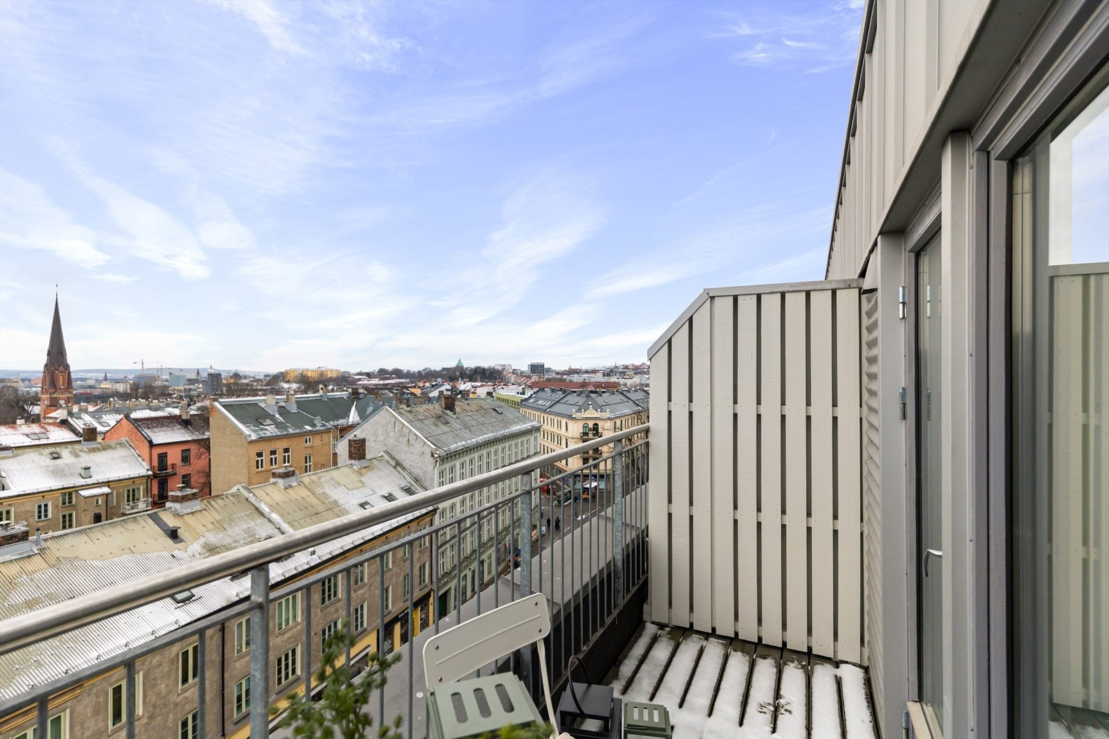 Balkongen gir plass til utemøbler og grill, og fungerer som en naturlig forlengelse av stuen i sommerhalvåret. Galleribilde