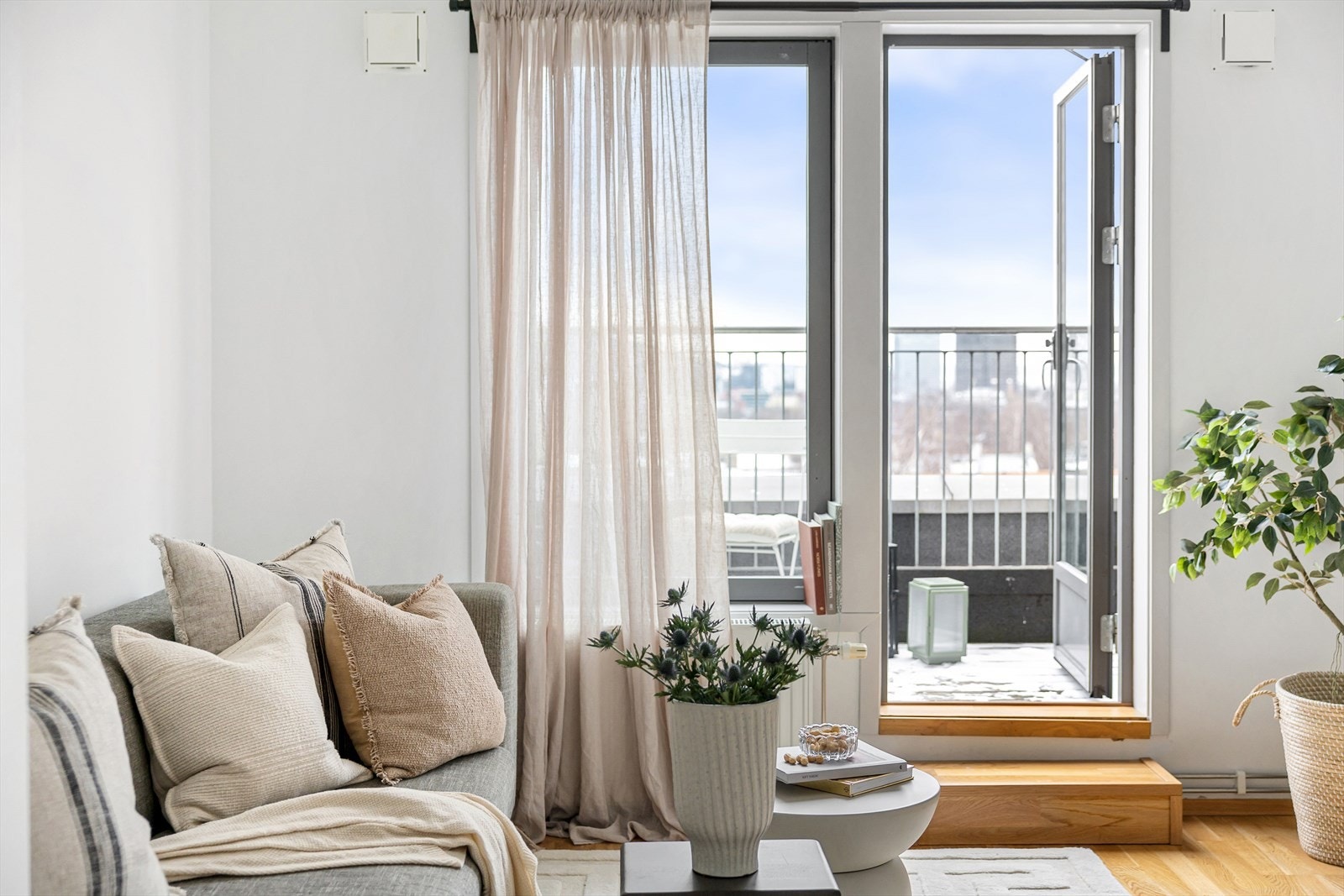 Store vindusflater gir rikelig med naturlig lys og skaper en luftig atmosfære. Galleribilde