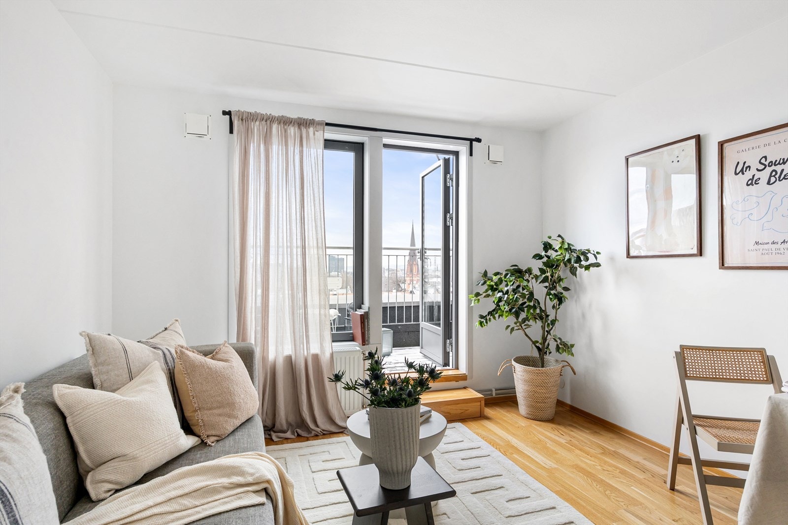 Her er det plass til sofagruppe med tilhørende møblement, TV løsning og et mindre spisebord. Galleribilde