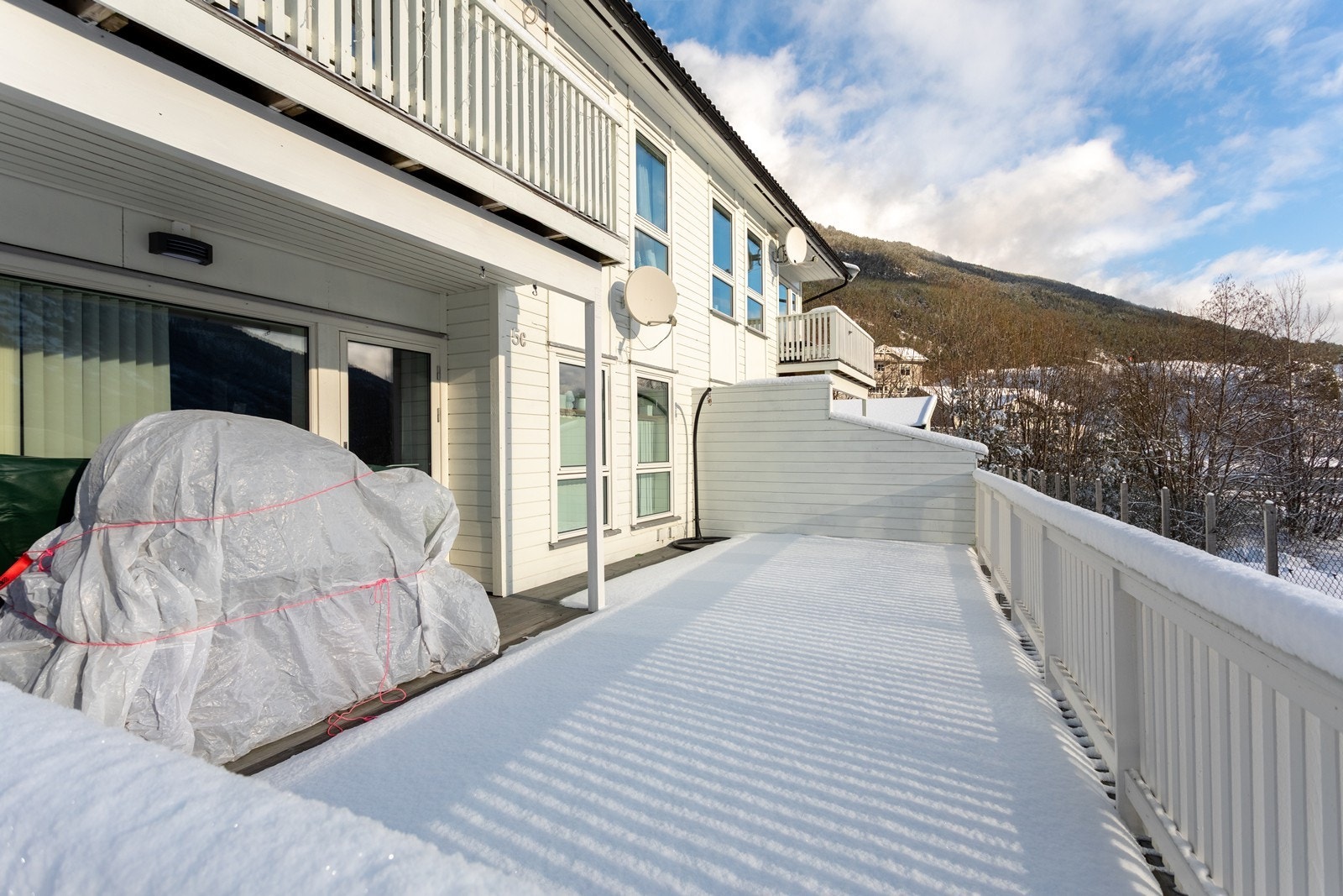 Frå kjøkkenet er det utgang til ein flott og romsleg markterrasse. Galleribilde