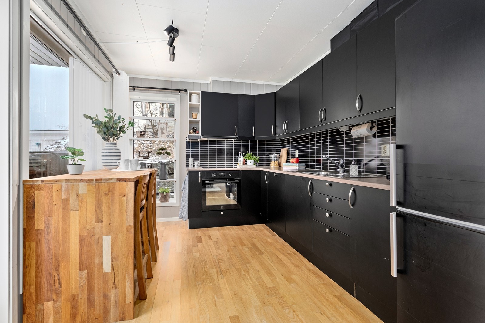 Godt med skap- og benkeplass samt plass til kjøkkenbord. Galleribilde