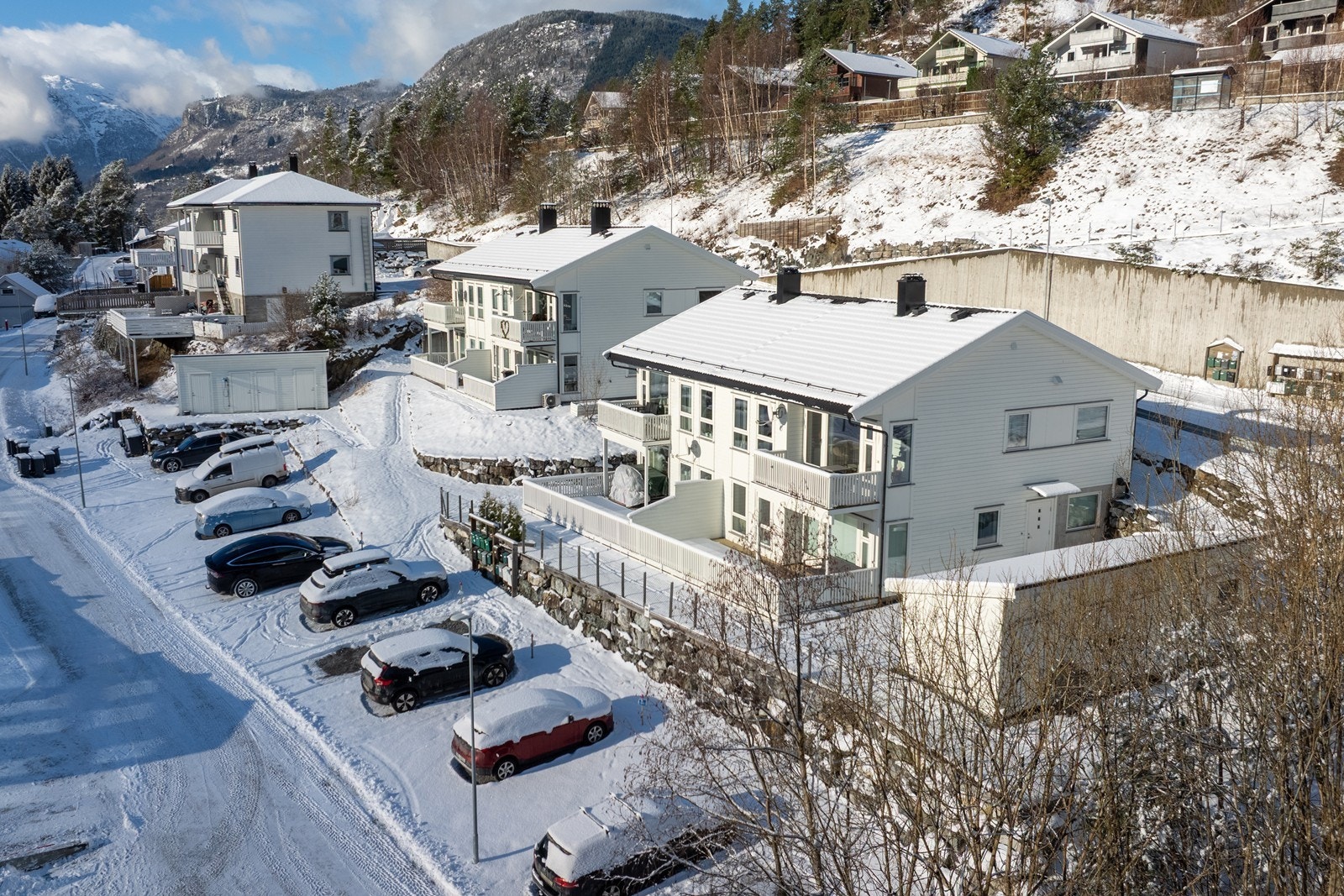 Eigedomen har fin og barnevenleg beliggenheit innerst i blindgate med kort avstand til leikeplassar, ballbinge og barnehage. Galleribilde