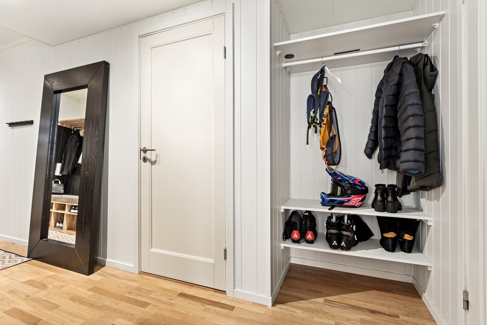 Entréen har god plass til ytterklede og sko. Galleribilde