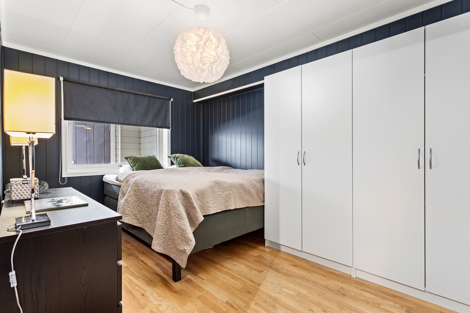 Hovudsoverommet er romsleg med stort garderobeskap. Galleribilde