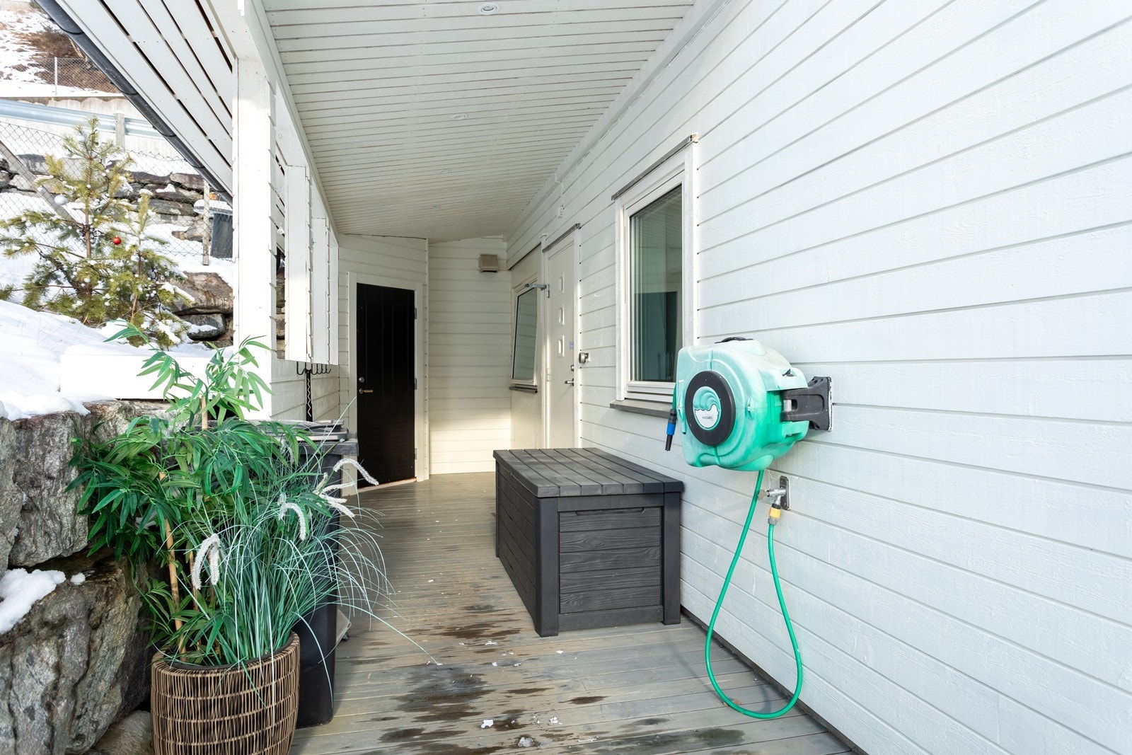 Praktisk overbygd inngangsparti med belysning i form av downlights. Galleribilde