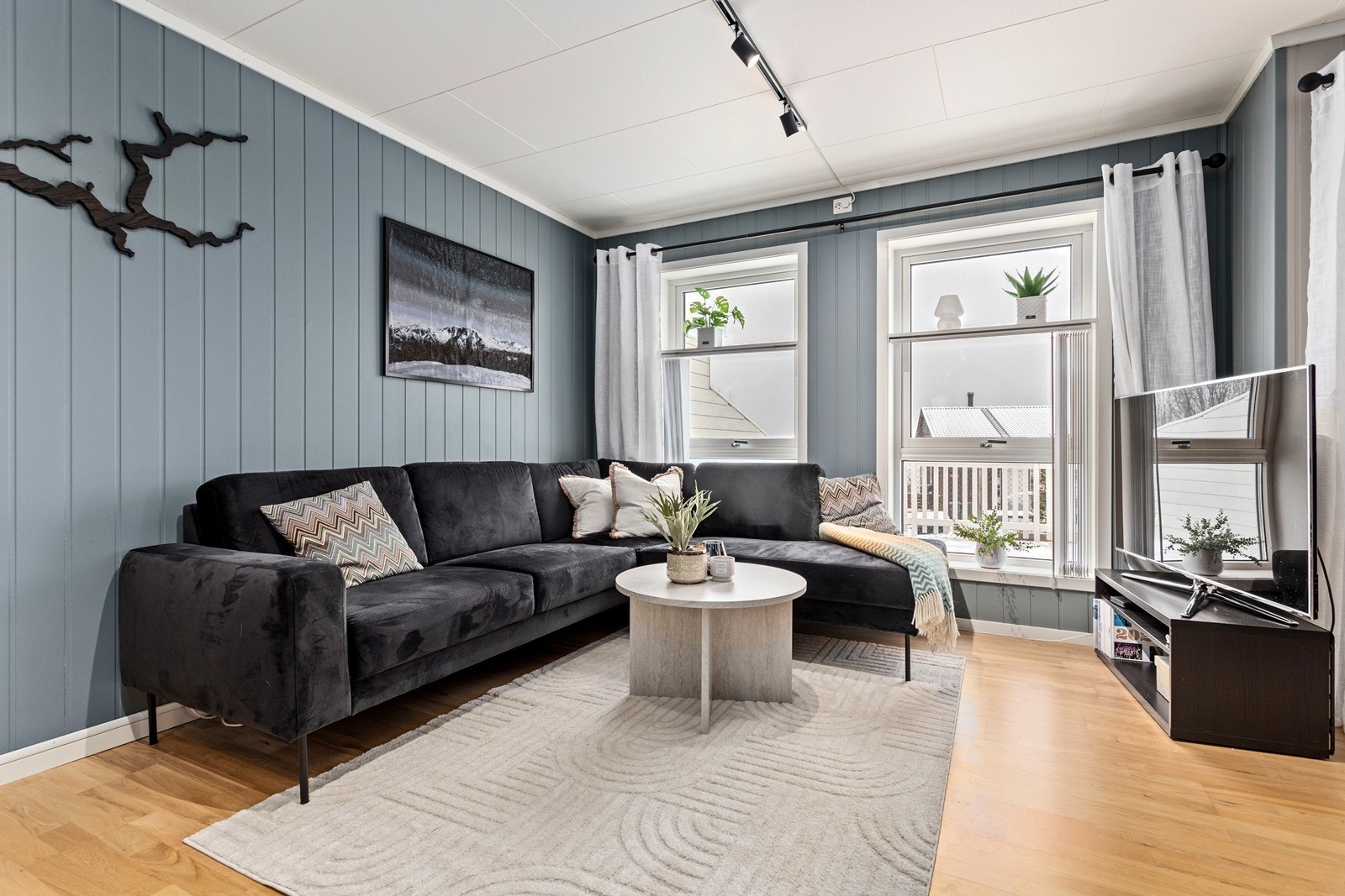 Store vindaugsflater slepp inn rikeleg med naturleg lys og skapar ei god romkjensle og atmosfære. Galleribilde