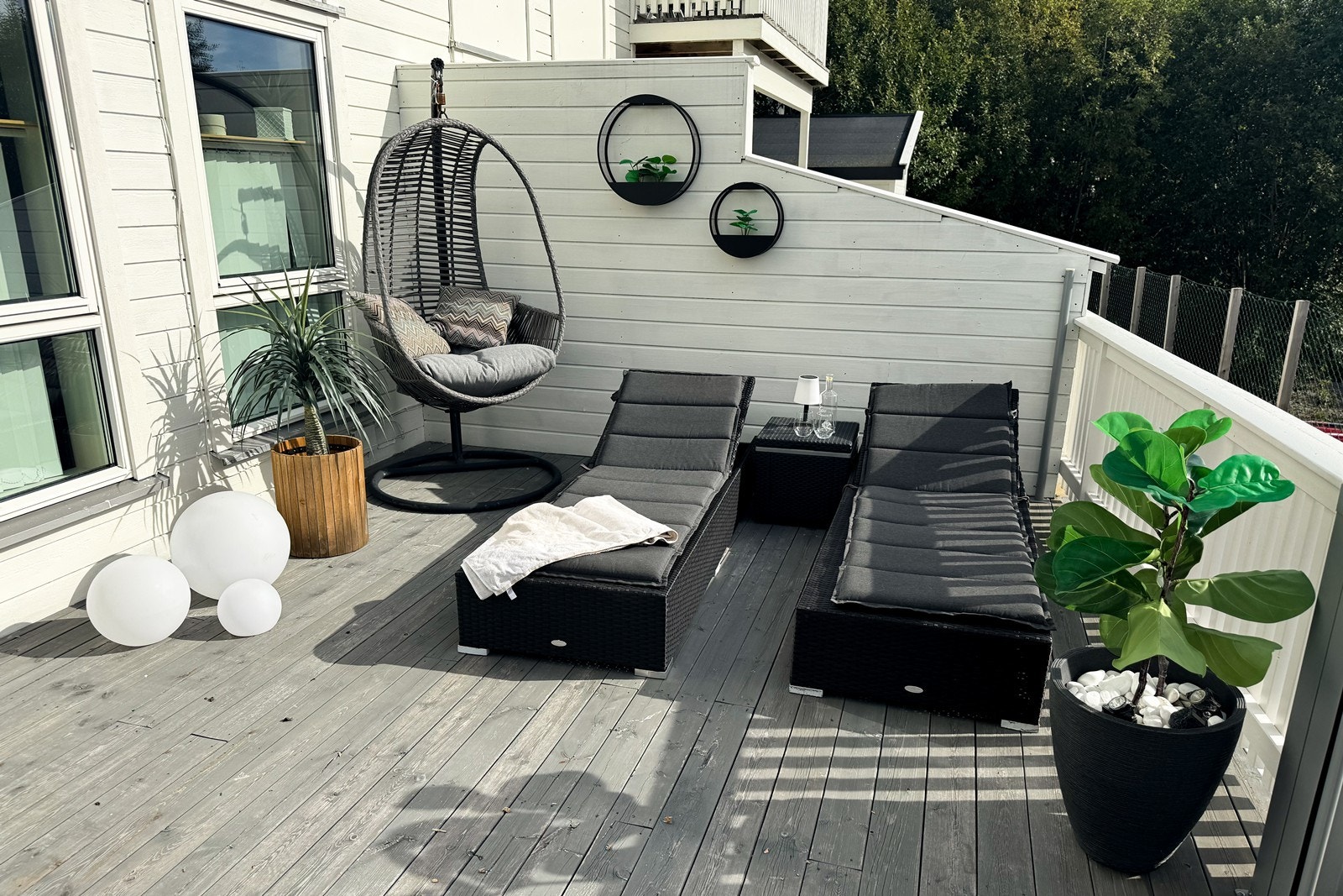 Bilder tatt av seljar på sommarstid som viser den gode størrelsen på terrassen. Galleribilde