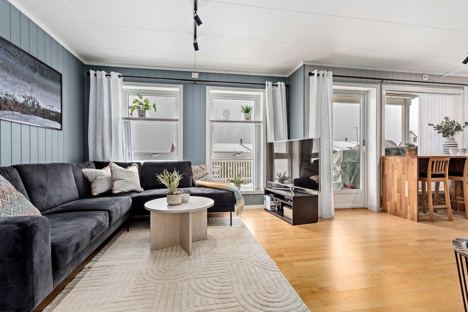 Stove og kjøkken er i open og sosial løysing, noko som dannar eit lyst og triveleg allrom. Galleribilde