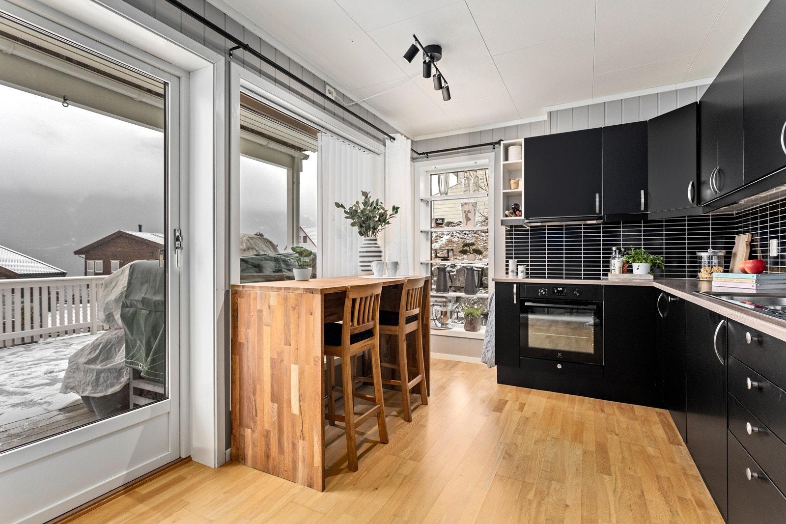 Kjøkkenet er plasseffektiv og innreiinga har slette, mørke frontar samt benkeplate i laminat. Galleribilde