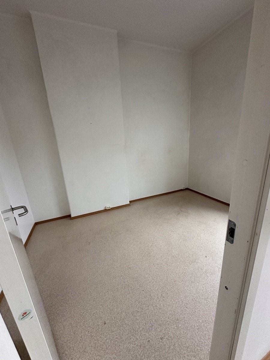 Soverom med god plass til stor seng Galleribilde