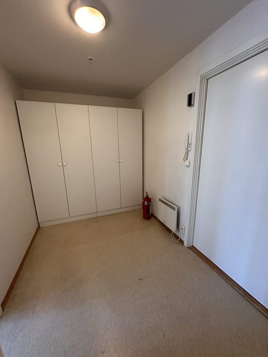 Romslig entre med god oppbevaringsplass Galleribilde