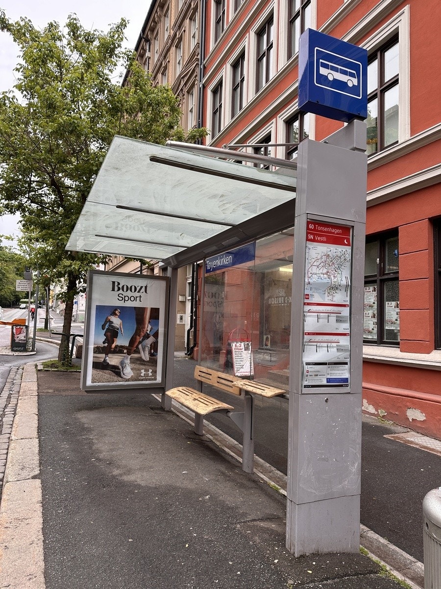 Bussholdeplass utenfor Galleribilde
