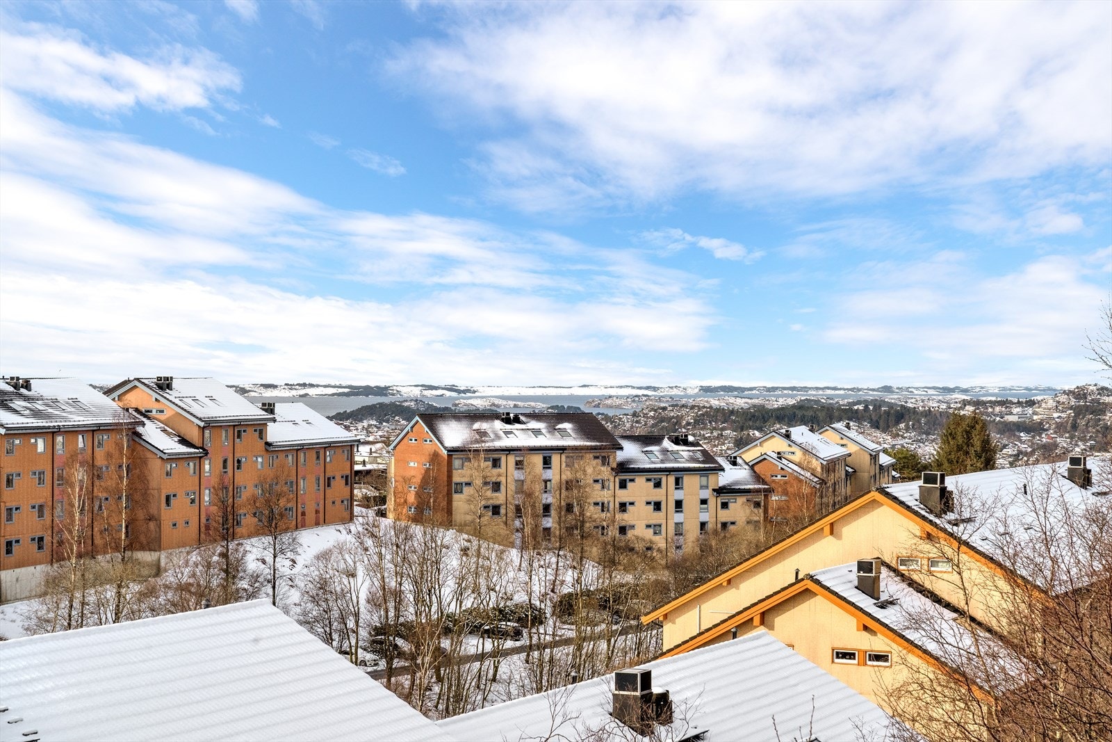 - Balkongen byr på naturskjønn utsikt mot sjø i det fjerne - Galleribilde