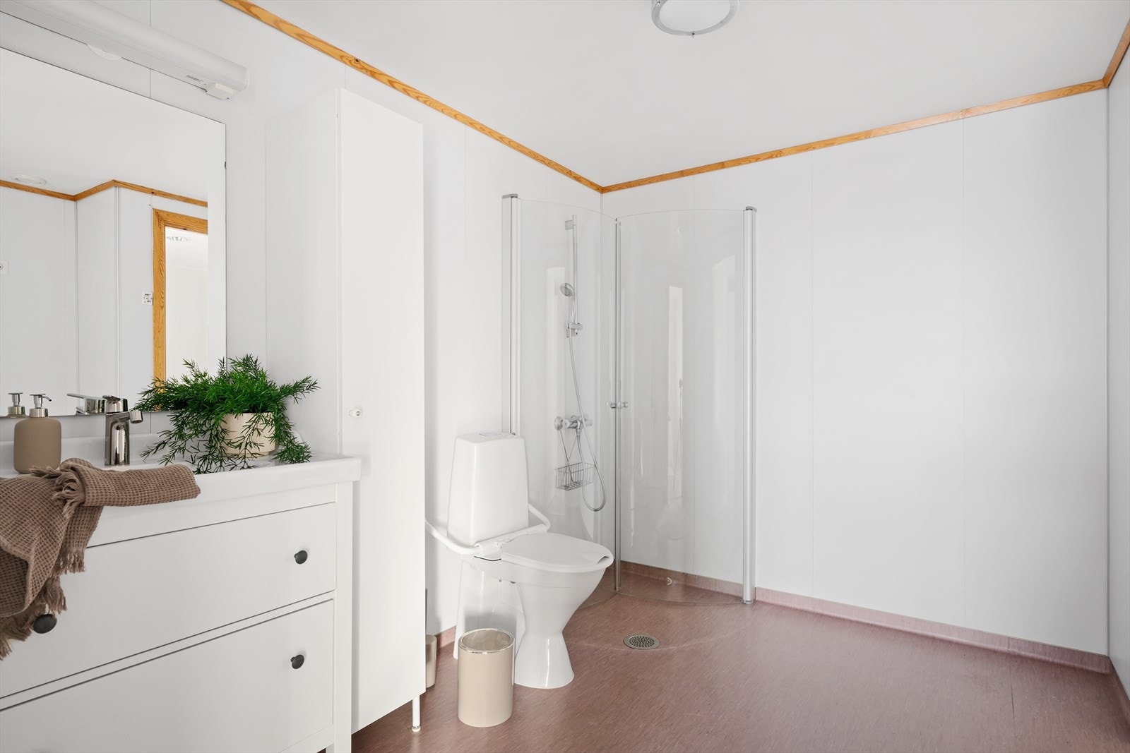 - Badet måler hele 7,2 m² og inneholder servantmøbel og høyskap med god oppbevaring - Galleribilde