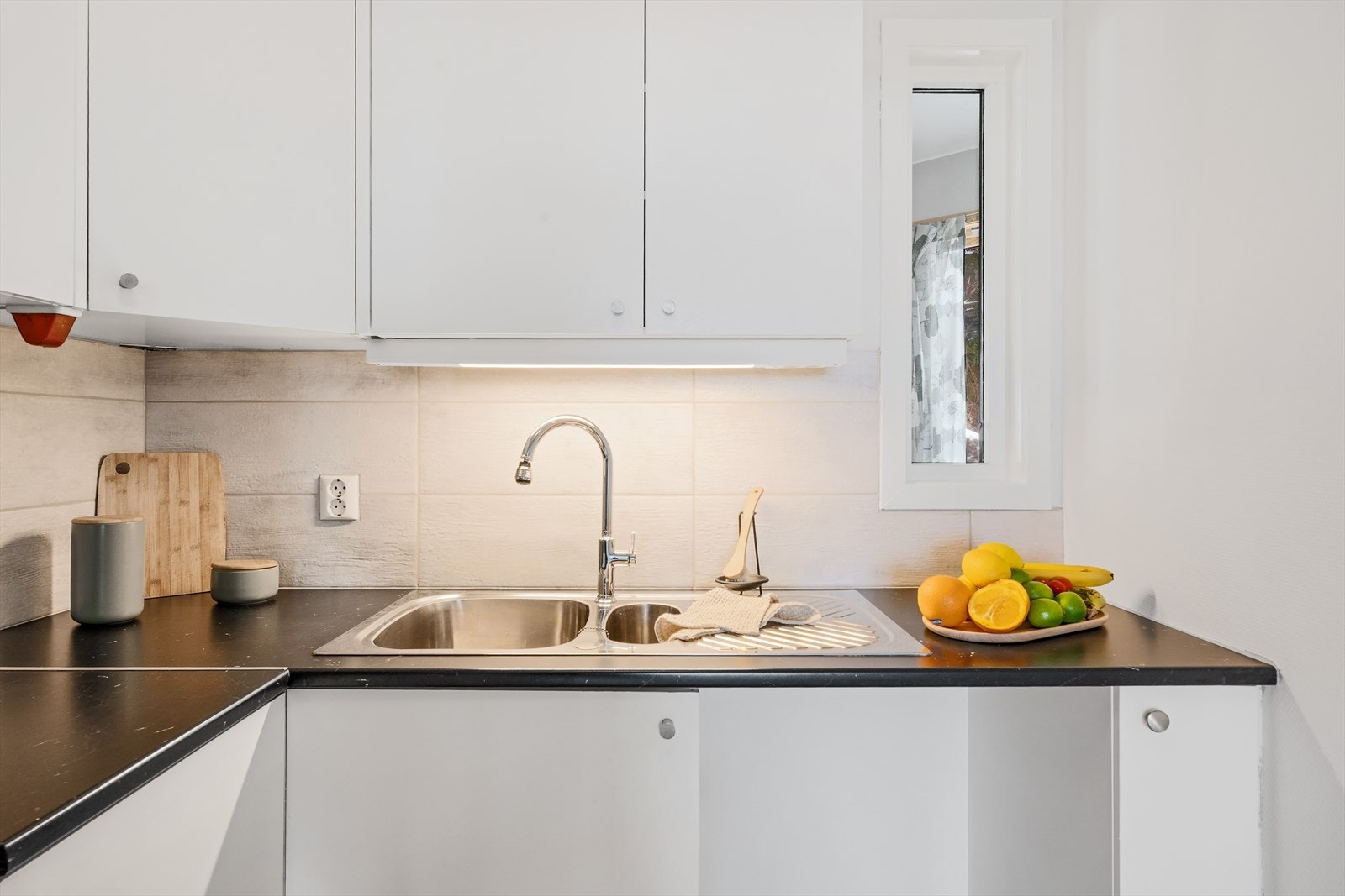 - Godt med skap- og benkeplass - praktisk for ekstra oppbevaring - Galleribilde