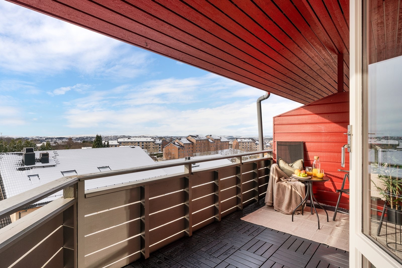 - Her bor du i naturskjønne omgivelser, men likevel svært sentralt med kort vei til det du skulle trenge av service og fasilitetstilbud - Galleribilde