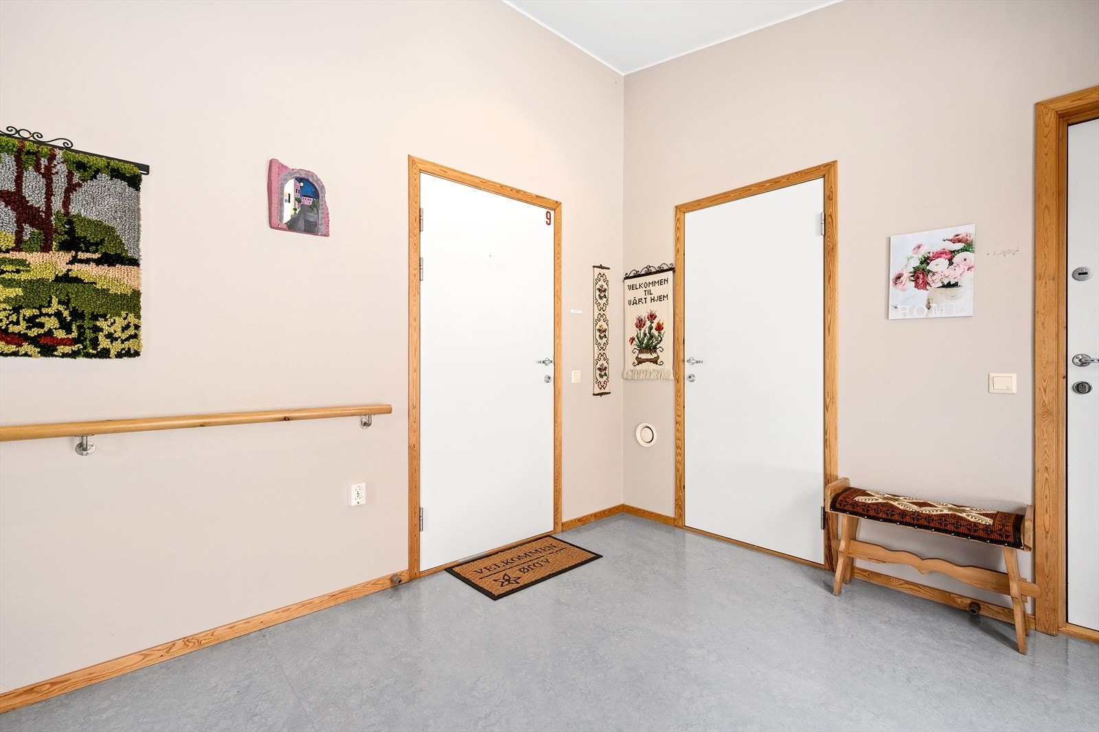 - Oversiktlig og lys fellesgang med enkel adkomst til leiligheten - et hyggelig førsteinntrykk! - Galleribilde