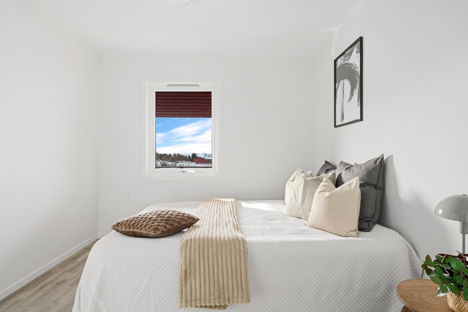 - Innbydende soverom med rolige fargetoner og god plass til oppbevaring. Et perfekt rom for avslapning og hvile - Galleribilde