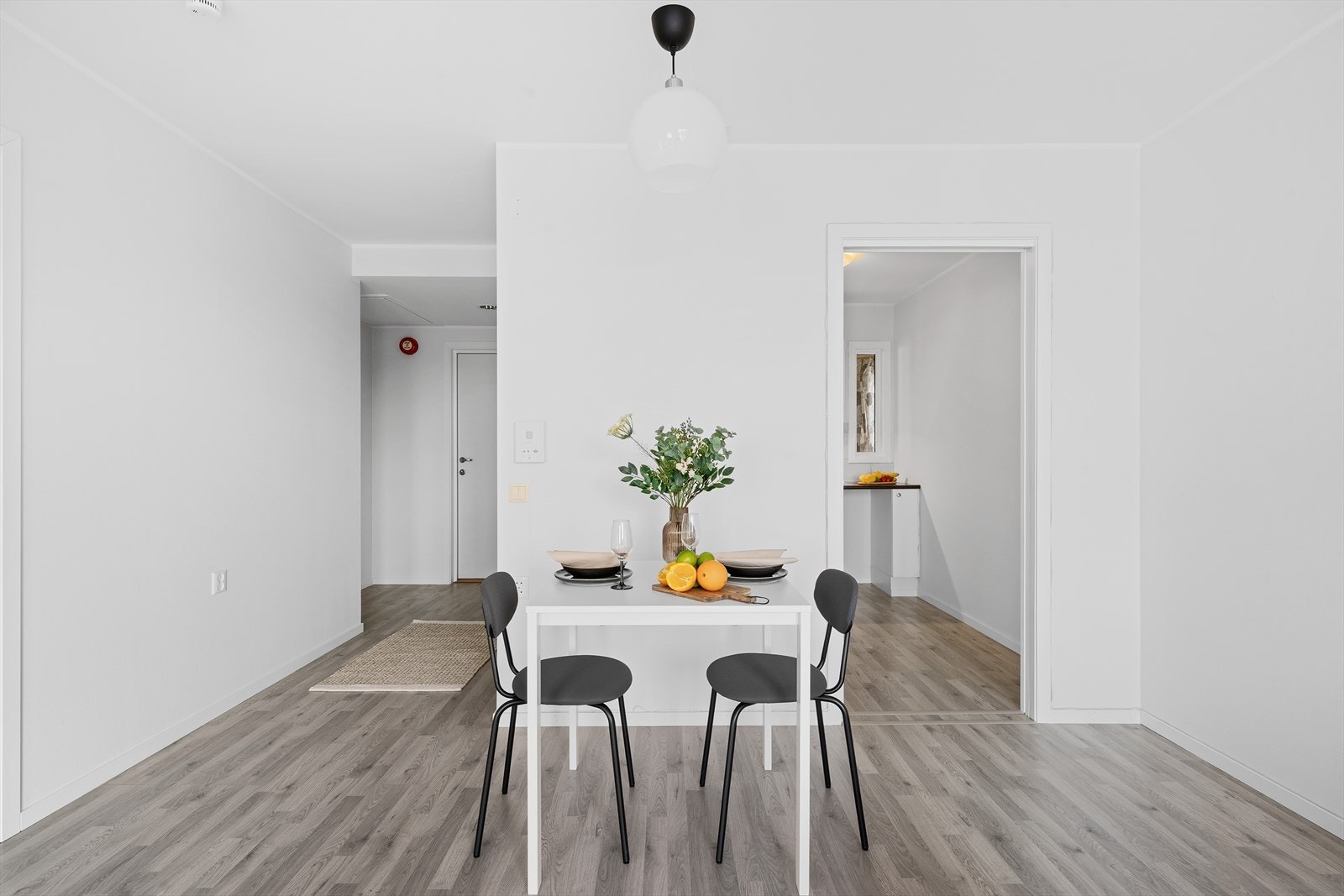 - Gjennomgående lik laminat på gulv i alle oppholdsrom sørger for en rød tråd gjennom hele boligen og et flott helhetsinntrykk - Galleribilde