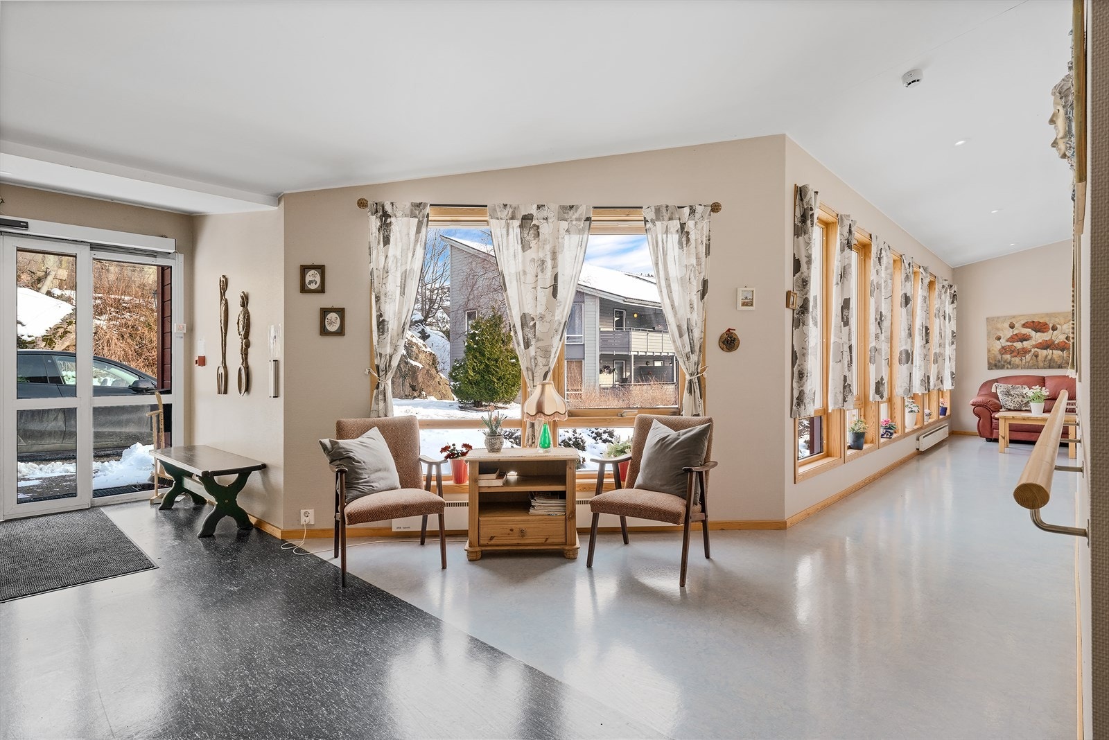 - Bo i et sentralt men likevel tilbaketrukket boligområde med kort avstand til kollektivtilbud, dagligvare samt Vestkanten Storsenter - Galleribilde