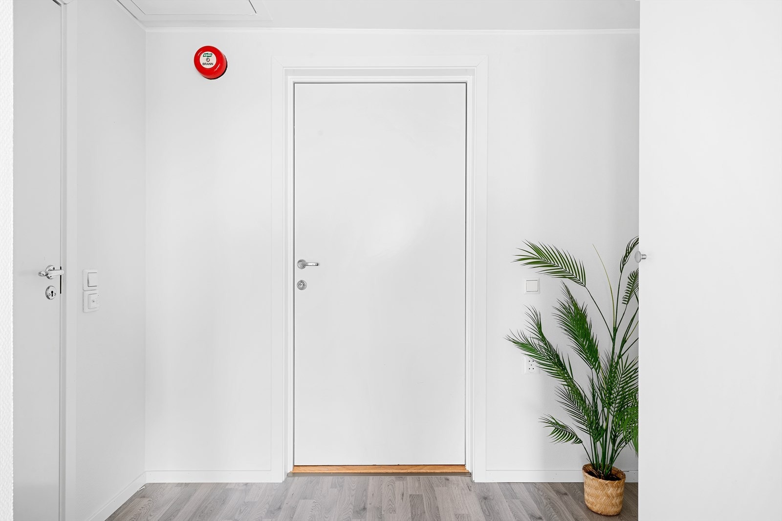 - Entré med lyse overflater som gir et moderne og rent uttykk - Galleribilde