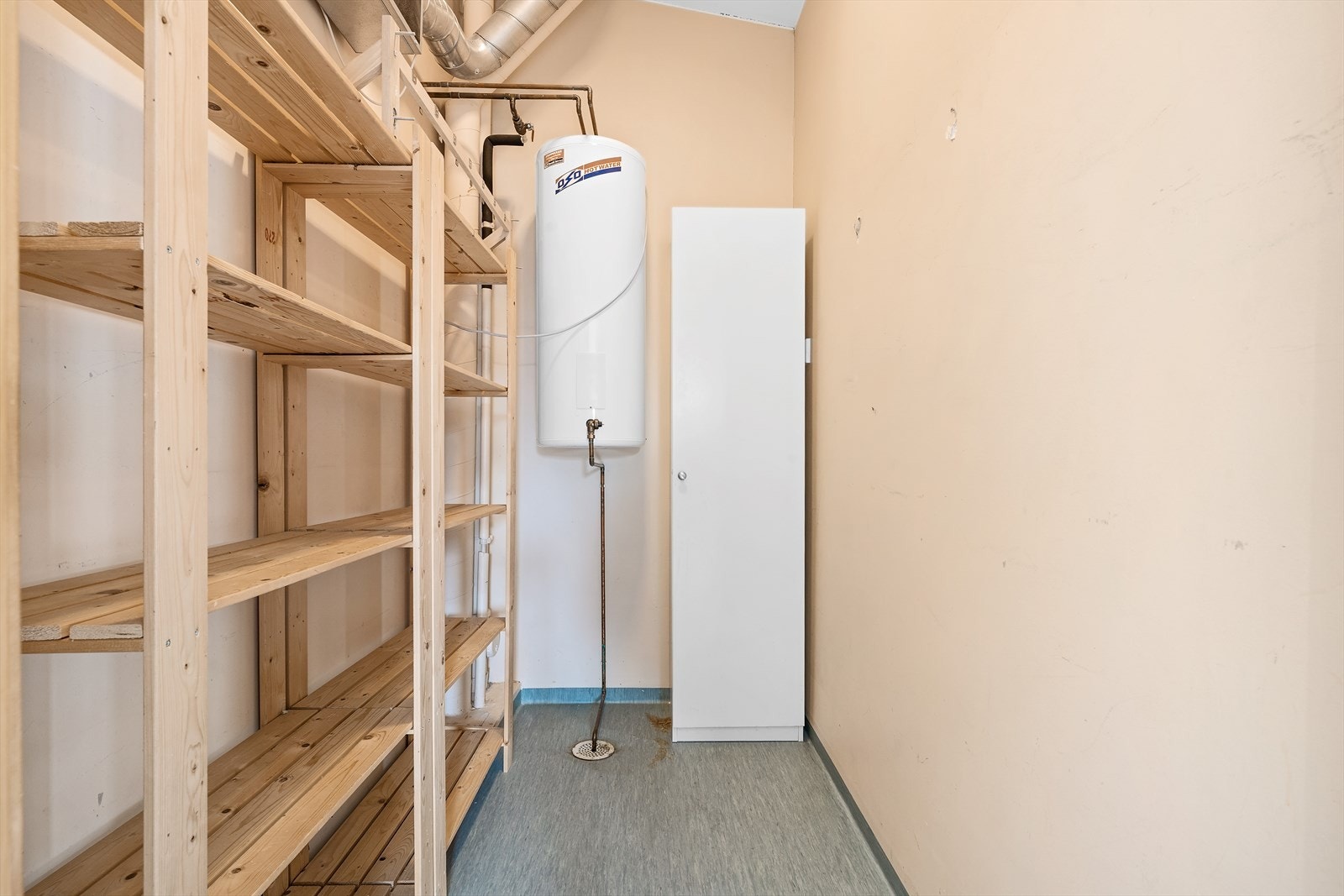 - Leiligheten disponerer en bod i samme etasje på 3,3 m² - Galleribilde