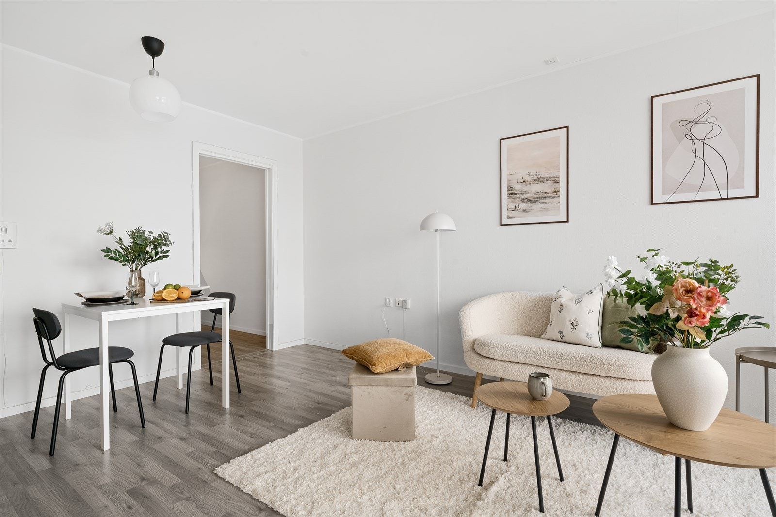 - Her får du en sosial og åpen stue med naturlig plass til både avslapning og måltider - Galleribilde