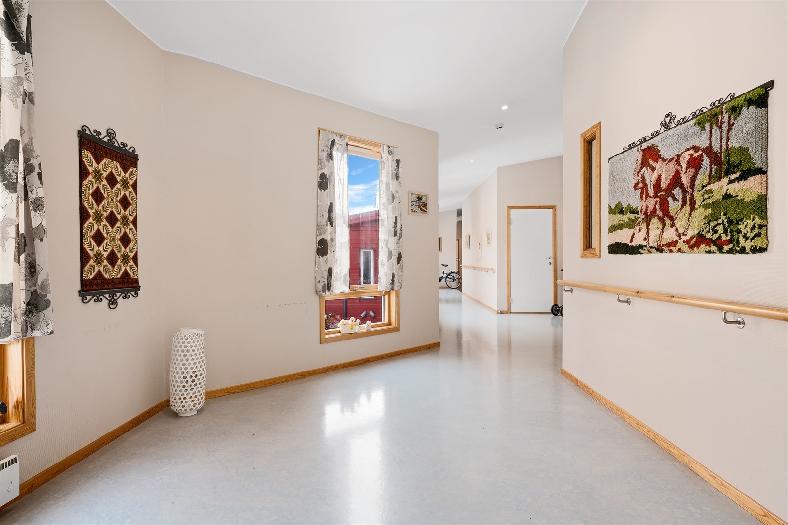 - Nærmeste busstopp er "Fredheim Olsvik" som ligger 4 minutters gange fra leiligheten - Galleribilde