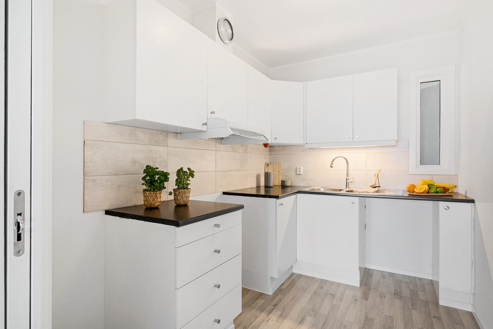 - Innredning med slette fronter og benkeplate av laminat. Opplegg for oppvaskemaskin! - Galleribilde